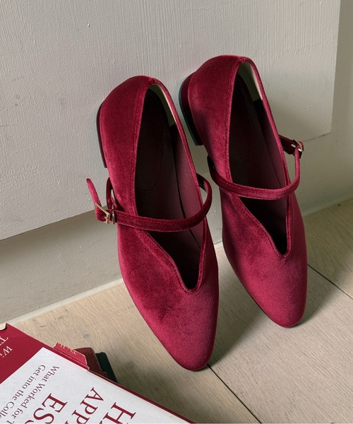 on:nue（オンニュ）の「【on:nue】[4色展開/5サイズ展開] ベルトデザインベロアフラットパンプス（バレエシューズ・レディース・ブラウン/レッド系その他/ブラック/オリーブ・23.0cm/23.5cm/24.0cm/24.5cm/25.0cm）」の22枚目の写真