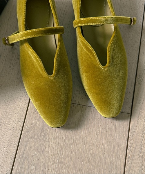 on:nue（オンニュ）の「【on:nue】[4色展開/5サイズ展開] ベルトデザインベロアフラットパンプス（バレエシューズ・レディース・ブラウン/レッド系その他/ブラック/オリーブ・23.0cm/23.5cm/24.0cm/24.5cm/25.0cm）」の7枚目の写真