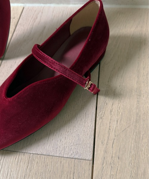 on:nue（オンニュ）の「【on:nue】[4色展開/5サイズ展開] ベルトデザインベロアフラットパンプス（バレエシューズ・レディース・ブラウン/レッド系その他/ブラック/オリーブ・23.0cm/23.5cm/24.0cm/24.5cm/25.0cm）」の11枚目の写真