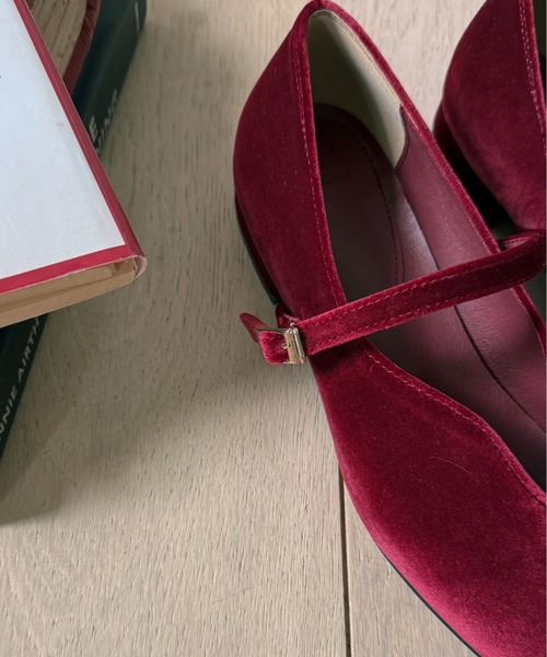 on:nue（オンニュ）の「【on:nue】[4色展開/5サイズ展開] ベルトデザインベロアフラットパンプス（バレエシューズ・レディース・ブラウン/レッド系その他/ブラック/オリーブ・23.0cm/23.5cm/24.0cm/24.5cm/25.0cm）」の14枚目の写真