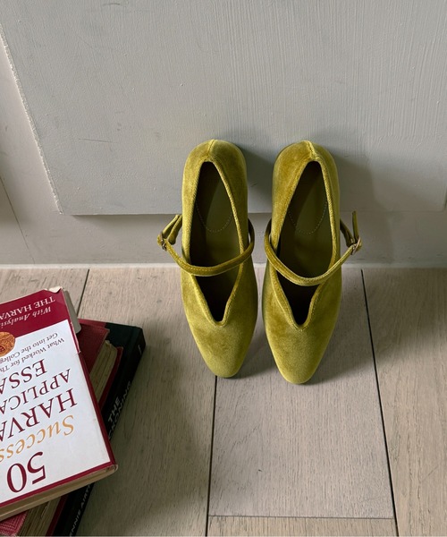 on:nue（オンニュ）の「【on:nue】[4色展開/5サイズ展開] ベルトデザインベロアフラットパンプス（バレエシューズ・レディース・ブラウン/レッド系その他/ブラック/オリーブ・23.0cm/23.5cm/24.0cm/24.5cm/25.0cm）」の15枚目の写真