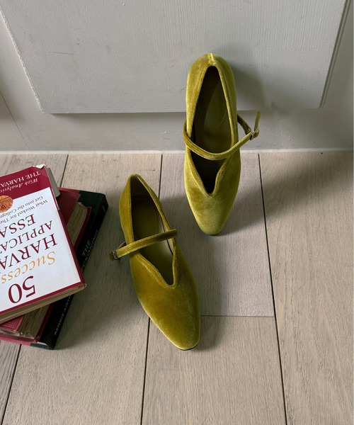 on:nue（オンニュ）の「【on:nue】[4色展開/5サイズ展開] ベルトデザインベロアフラットパンプス（バレエシューズ・レディース・ブラウン/レッド系その他/ブラック/オリーブ・23.0cm/23.5cm/24.0cm/24.5cm/25.0cm）」の5枚目の写真