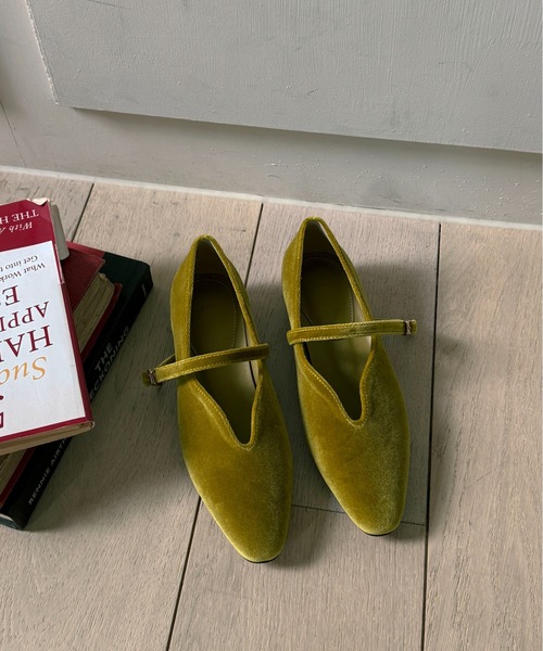 on:nue（オンニュ）の「【on:nue】[4色展開/5サイズ展開] ベルトデザインベロアフラットパンプス（バレエシューズ・レディース・ブラウン/レッド系その他/ブラック/オリーブ・23.0cm/23.5cm/24.0cm/24.5cm/25.0cm）」の16枚目の写真