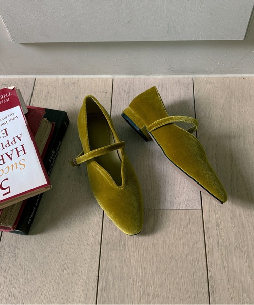 on:nue（オンニュ）の「【on:nue】[4色展開/5サイズ展開] ベルトデザインベロアフラットパンプス（バレエシューズ・レディース・ブラウン/レッド系その他/ブラック/オリーブ・23.0cm/23.5cm/24.0cm/24.5cm/25.0cm）」の6枚目の写真