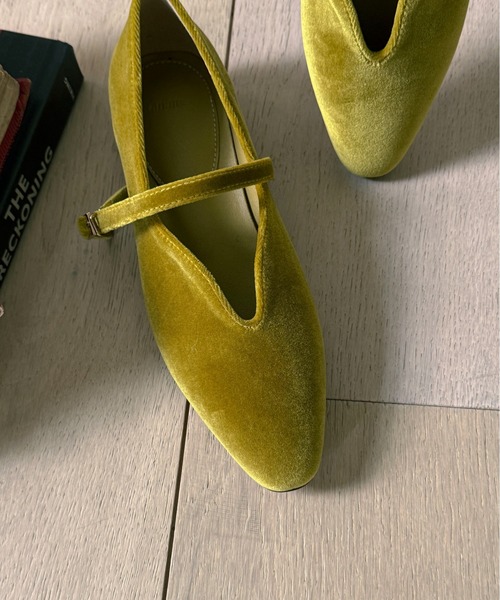 on:nue（オンニュ）の「【on:nue】[4色展開/5サイズ展開] ベルトデザインベロアフラットパンプス（バレエシューズ・レディース・ブラウン/レッド系その他/ブラック/オリーブ・23.0cm/23.5cm/24.0cm/24.5cm/25.0cm）」の8枚目の写真