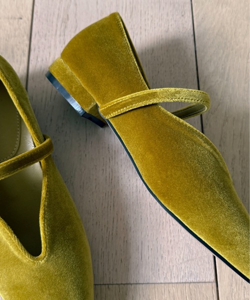on:nue（オンニュ）の「【on:nue】[4色展開/5サイズ展開] ベルトデザインベロアフラットパンプス（バレエシューズ・レディース・ブラウン/レッド系その他/ブラック/オリーブ・23.0cm/23.5cm/24.0cm/24.5cm/25.0cm）」の9枚目の写真