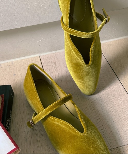 on:nue（オンニュ）の「【on:nue】[4色展開/5サイズ展開] ベルトデザインベロアフラットパンプス（バレエシューズ・レディース・ブラウン/レッド系その他/ブラック/オリーブ・23.0cm/23.5cm/24.0cm/24.5cm/25.0cm）」の10枚目の写真