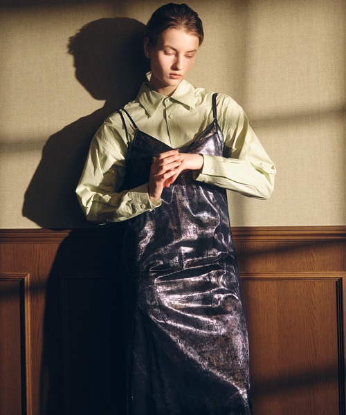 IRENENNE(アイレネ)の「バックボタンディテールシャツ / Back-Button Detail Shirt(シャツ/ブラウス・レディース・ボルドー/ライトグリーン・38/36)」の2枚目の写真