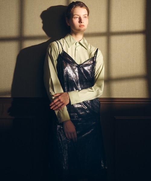 IRENENNE(アイレネ)の「バックボタンディテールシャツ / Back-Button Detail Shirt(シャツ/ブラウス・レディース・ボルドー/ライトグリーン・38/36)」の3枚目の写真