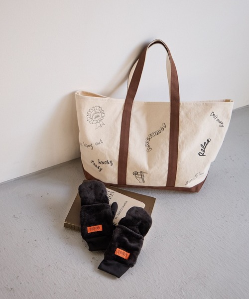 UNIVERSAL OVERALL(ユニバーサルオーバーオール)の「【UNIVERSAL OVERALL(ユニバーサルオーバーオール)】ファーフードグローブ(手袋・レディース・その他1/ブラック・FREE)」の4枚目の写真