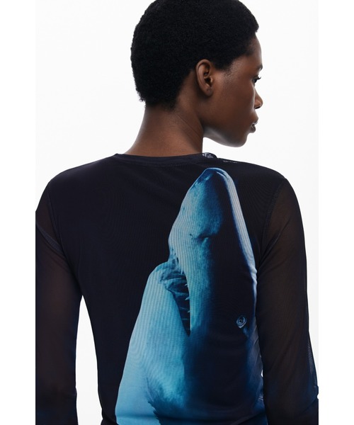 Desigual(デシグアル)の「【Desigual×BOTTER】オーシャンプリントシアーTシャツ(Tシャツ/カットソー・レディース・ブラック・S/M/L/XL)」の2枚目の写真