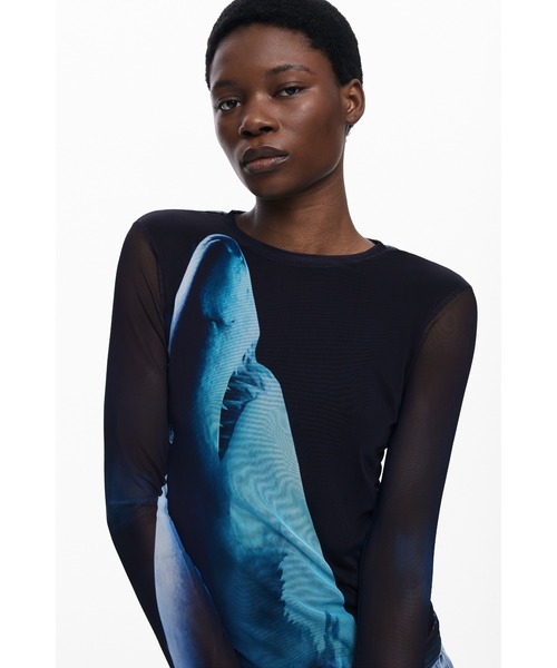 Desigual(デシグアル)の「【Desigual×BOTTER】オーシャンプリントシアーTシャツ(Tシャツ/カットソー・レディース・ブラック・S/M/L/XL)」の4枚目の写真