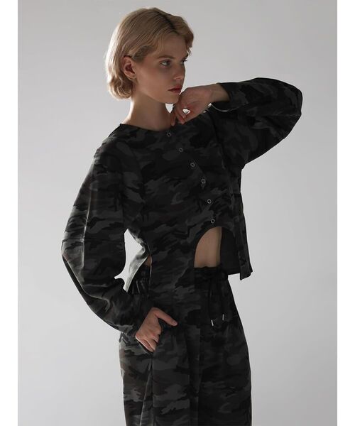 :ETHROF(イーサオブ)の「CAMOUFLAGE FRONT CURVE LONG SLEEVE TOPS(Tシャツ/カットソー・レディース・カーキ/グレー・FREE)」の22枚目の写真