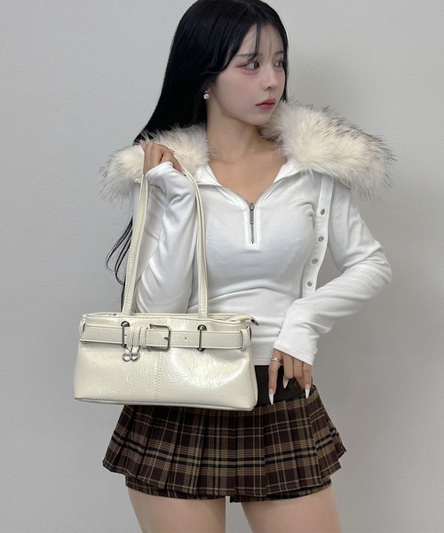 FOLLOWIN(フォロウィン)の「3color/シャインレザールック スクエアバッグ(ショルダーバッグ・レディース・ホワイト/ブラウン/ブラック・FREE)」の5枚目の写真
