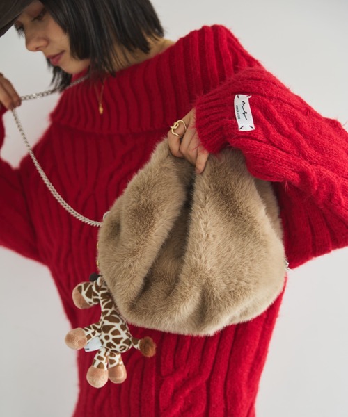 MIRROR STOKE（ミラーストーク）の「【ZOZO限定】FUR ROUND BAG/ファーラウンドバッグ（チェーン付）（ショルダーバッグ・レディース・ベージュ/グリーン・FREE）」の2枚目の写真