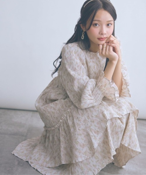 marun（マルン）の「＜大きいサイズ＞楊柳フラワープリントプリーツ重ねワンピース marun（ワンピース・レディース・ベージュ/ブラック・4L/3L/LL/L/5L）」の2枚目の写真