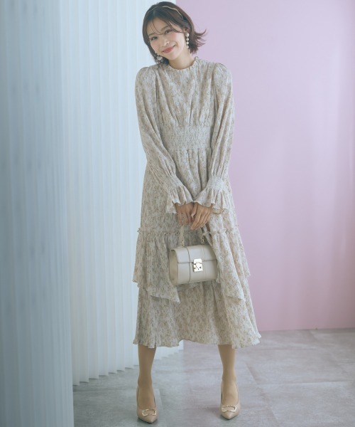 marun（マルン）の「＜大きいサイズ＞楊柳フラワープリントプリーツ重ねワンピース marun（ワンピース・レディース・ベージュ/ブラック・4L/3L/LL/L/5L）」の6枚目の写真