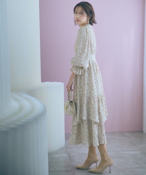 marun（マルン）の「＜大きいサイズ＞楊柳フラワープリントプリーツ重ねワンピース marun（ワンピース・レディース・ベージュ/ブラック・4L/3L/LL/L/5L）」の8枚目の写真