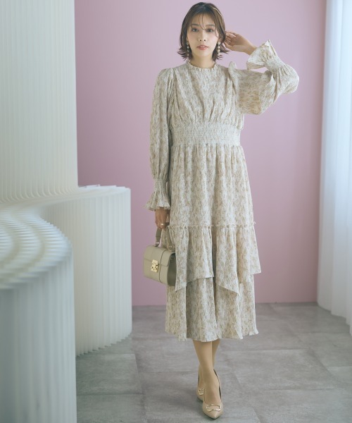 marun（マルン）の「＜大きいサイズ＞楊柳フラワープリントプリーツ重ねワンピース marun（ワンピース・レディース・ベージュ/ブラック・4L/3L/LL/L/5L）」の9枚目の写真