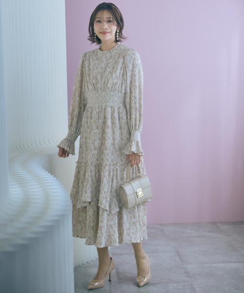 marun（マルン）の「＜大きいサイズ＞楊柳フラワープリントプリーツ重ねワンピース marun（ワンピース・レディース・ベージュ/ブラック・4L/3L/LL/L/5L）」の10枚目の写真