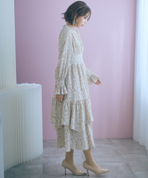 marun（マルン）の「＜大きいサイズ＞楊柳フラワープリントプリーツ重ねワンピース marun（ワンピース・レディース・ベージュ/ブラック・4L/3L/LL/L/5L）」の12枚目の写真