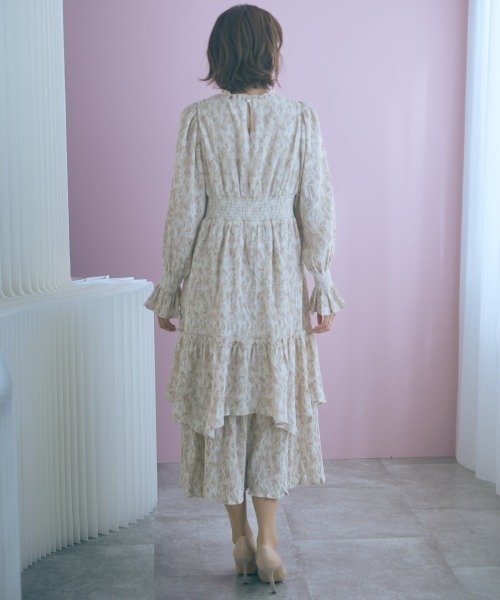 marun（マルン）の「＜大きいサイズ＞楊柳フラワープリントプリーツ重ねワンピース marun（ワンピース・レディース・ベージュ/ブラック・4L/3L/LL/L/5L）」の13枚目の写真