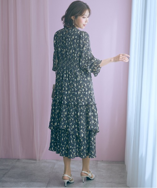 marun（マルン）の「＜大きいサイズ＞楊柳フラワープリントプリーツ重ねワンピース marun（ワンピース・レディース・ベージュ/ブラック・4L/3L/LL/L/5L）」の17枚目の写真