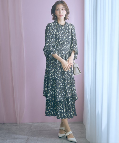 marun（マルン）の「＜大きいサイズ＞楊柳フラワープリントプリーツ重ねワンピース marun（ワンピース・レディース・ベージュ/ブラック・4L/3L/LL/L/5L）」の20枚目の写真