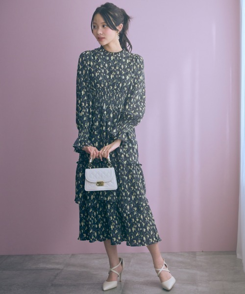 marun（マルン）の「＜大きいサイズ＞楊柳フラワープリントプリーツ重ねワンピース marun（ワンピース・レディース・ベージュ/ブラック・4L/3L/LL/L/5L）」の5枚目の写真