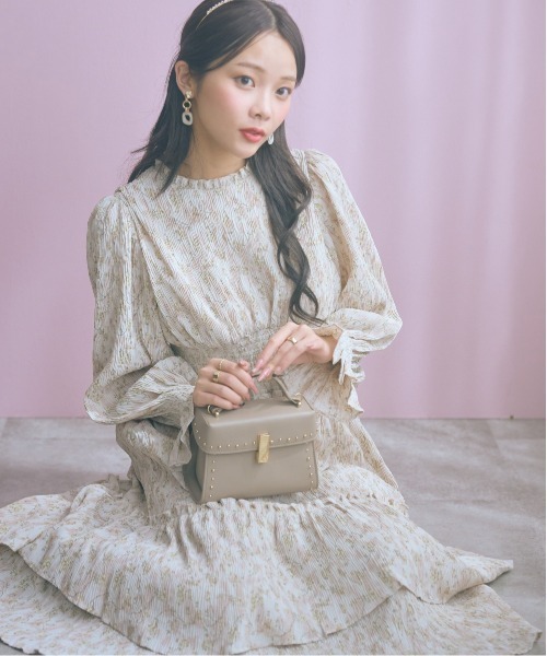 marun（マルン）の「＜大きいサイズ＞楊柳フラワープリントプリーツ重ねワンピース marun（ワンピース・レディース・ベージュ/ブラック・4L/3L/LL/L/5L）」の3枚目の写真