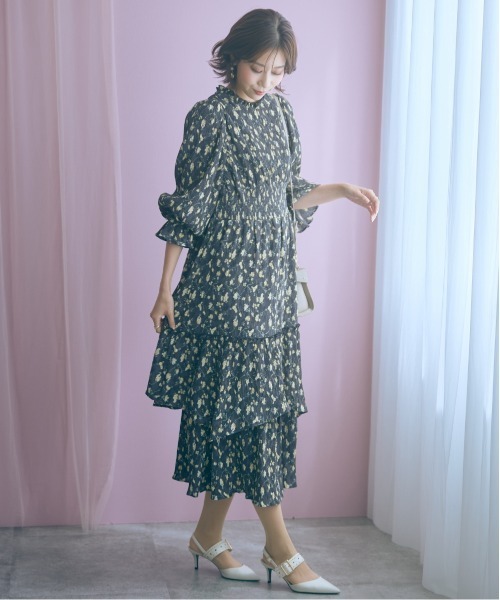 marun（マルン）の「＜大きいサイズ＞楊柳フラワープリントプリーツ重ねワンピース marun（ワンピース・レディース・ベージュ/ブラック・4L/3L/LL/L/5L）」の4枚目の写真