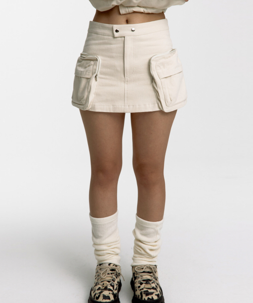 KASHIKO(カシコ)の「Fluffy Cargo Mini Skirt Pants Ivory(スカート・レディース・その他・SMALL/MEDIUM)」の3枚目の写真