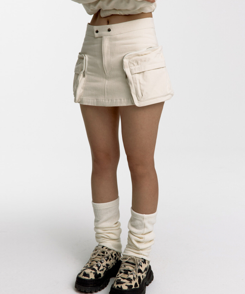 KASHIKO(カシコ)の「Fluffy Cargo Mini Skirt Pants Ivory(スカート・レディース・その他・SMALL/MEDIUM)」の5枚目の写真