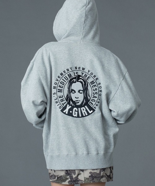 X-girl(エックスガール)の「CIRCLE MESSAGE AND FACE ZIP UP SWEAT HOODIE(パーカー・レディース・アッシュ/ブラック/オリーブ・S/M)」の2枚目の写真
