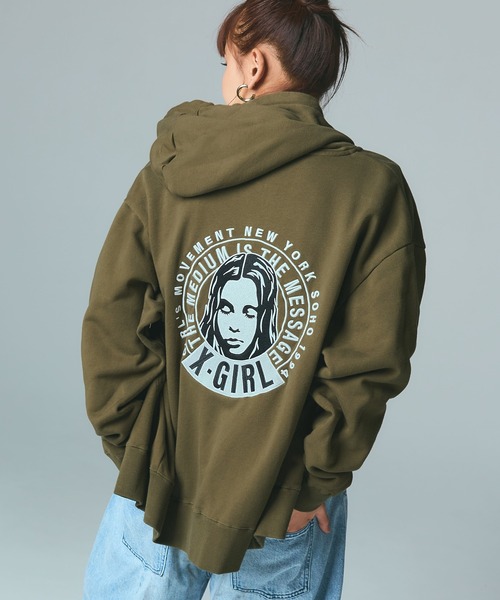 X-girl(エックスガール)の「CIRCLE MESSAGE AND FACE ZIP UP SWEAT HOODIE(パーカー・レディース・アッシュ/ブラック/オリーブ・S/M)」の4枚目の写真