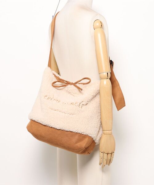 tone(トーン)の「【88eighty-eight】ふわふわもこもこファーリバーシブルショルダーバッグ【import】(MA)(ショルダーバッグ・レディース・ベージュ・FREE)」の9枚目の写真