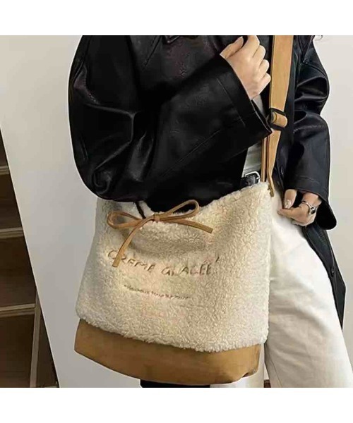 tone(トーン)の「【88eighty-eight】ふわふわもこもこファーリバーシブルショルダーバッグ【import】(MA)(ショルダーバッグ・レディース・ベージュ・FREE)」の2枚目の写真