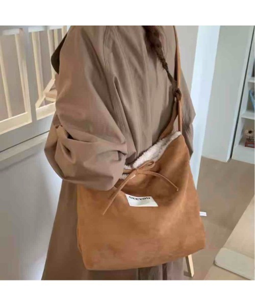 tone(トーン)の「【88eighty-eight】ふわふわもこもこファーリバーシブルショルダーバッグ【import】(MA)(ショルダーバッグ・レディース・ベージュ・FREE)」の3枚目の写真