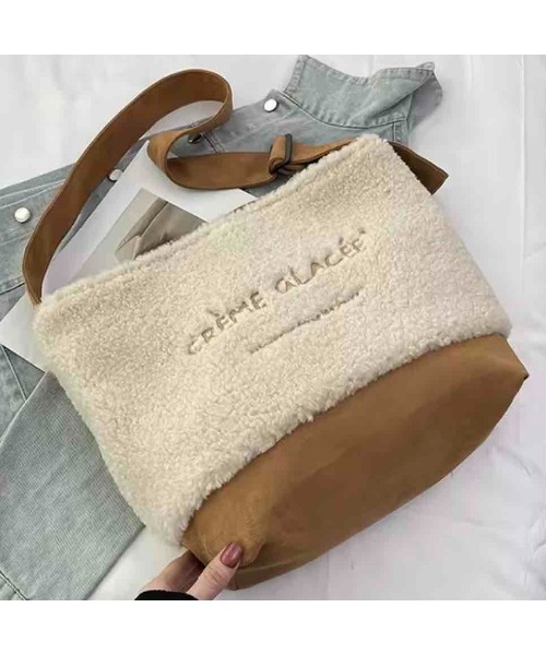 tone(トーン)の「【88eighty-eight】ふわふわもこもこファーリバーシブルショルダーバッグ【import】(MA)(ショルダーバッグ・レディース・ベージュ・FREE)」の4枚目の写真