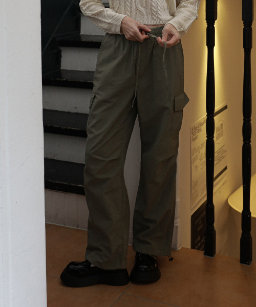 LOSSYROW（ロッシロー）の「String Cargo Sharing Jogger Pants Khaki（スウェットパンツ・レディース・その他・FREE）」の2枚目の写真