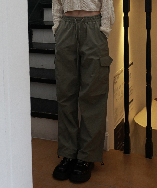 LOSSYROW（ロッシロー）の「String Cargo Sharing Jogger Pants Khaki（スウェットパンツ・レディース・その他・FREE）」の3枚目の写真