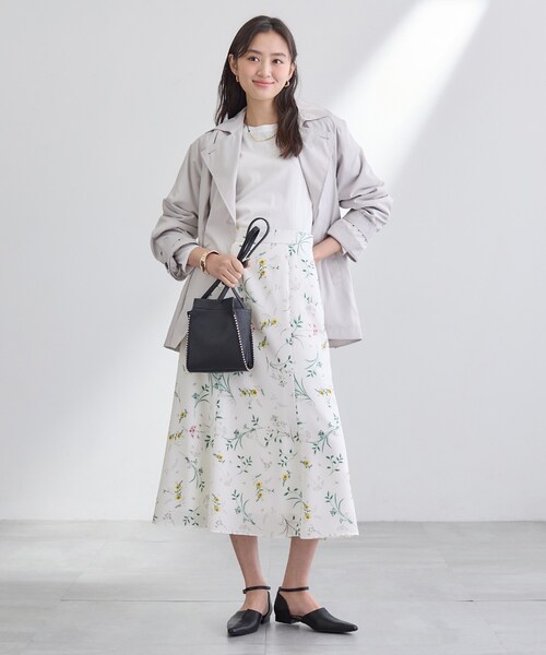 INDIVI（インディヴィ）の「【SETUP可能】モダンフラワー柄フレアスカート（スカート・レディース・ホワイト系その他/ネイビー系・40/38/36/15 /13/05）」の5枚目の写真