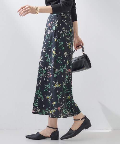 INDIVI（インディヴィ）の「【SETUP可能】モダンフラワー柄フレアスカート（スカート・レディース・ホワイト系その他/ネイビー系・40/38/36/15 /13/05）」の8枚目の写真