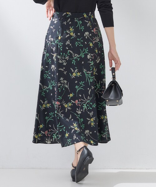 INDIVI（インディヴィ）の「【SETUP可能】モダンフラワー柄フレアスカート（スカート・レディース・ホワイト系その他/ネイビー系・40/38/36/15 /13/05）」の9枚目の写真
