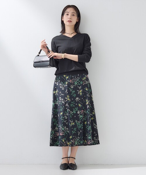 INDIVI（インディヴィ）の「【SETUP可能】モダンフラワー柄フレアスカート（スカート・レディース・ホワイト系その他/ネイビー系・40/38/36/15 /13/05）」の10枚目の写真
