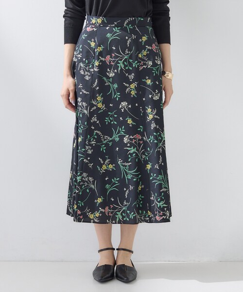 INDIVI（インディヴィ）の「【SETUP可能】モダンフラワー柄フレアスカート（スカート・レディース・ホワイト系その他/ネイビー系・40/38/36/15 /13/05）」の12枚目の写真