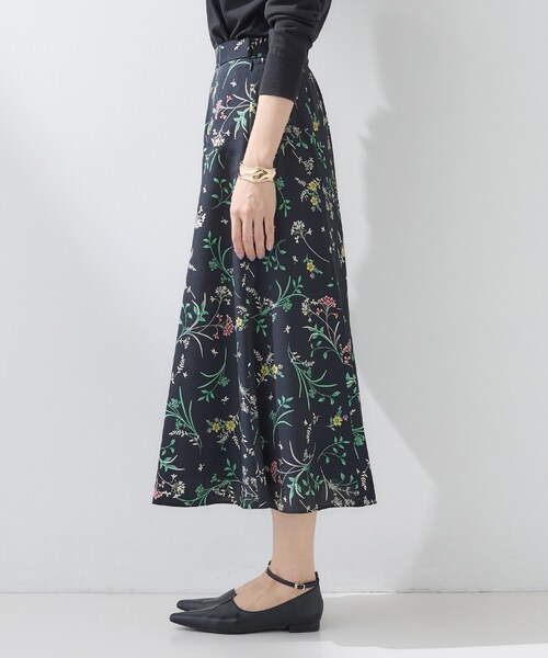 INDIVI（インディヴィ）の「【SETUP可能】モダンフラワー柄フレアスカート（スカート・レディース・ホワイト系その他/ネイビー系・40/38/36/15 /13/05）」の13枚目の写真