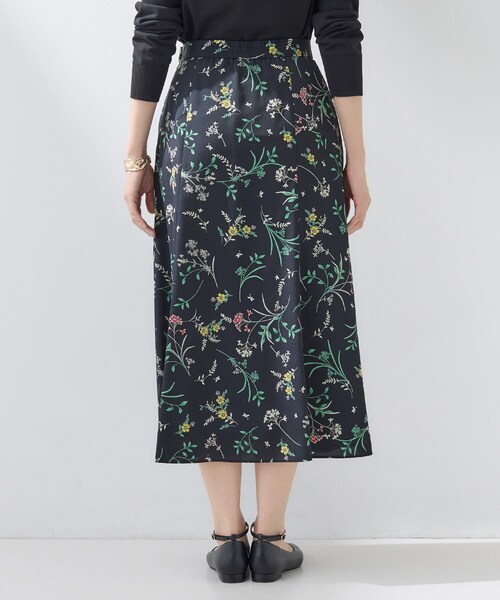 INDIVI（インディヴィ）の「【SETUP可能】モダンフラワー柄フレアスカート（スカート・レディース・ホワイト系その他/ネイビー系・40/38/36/15 /13/05）」の14枚目の写真