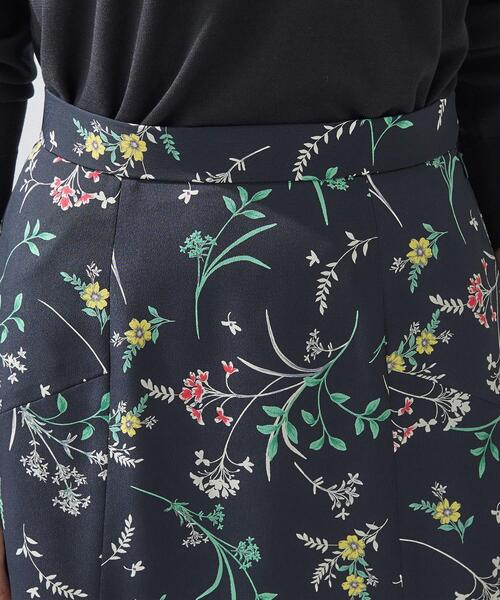 INDIVI（インディヴィ）の「【SETUP可能】モダンフラワー柄フレアスカート（スカート・レディース・ホワイト系その他/ネイビー系・40/38/36/15 /13/05）」の15枚目の写真