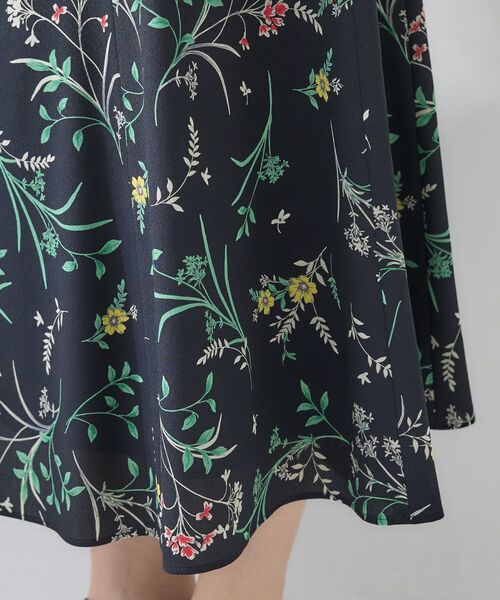 INDIVI（インディヴィ）の「【SETUP可能】モダンフラワー柄フレアスカート（スカート・レディース・ホワイト系その他/ネイビー系・40/38/36/15 /13/05）」の17枚目の写真